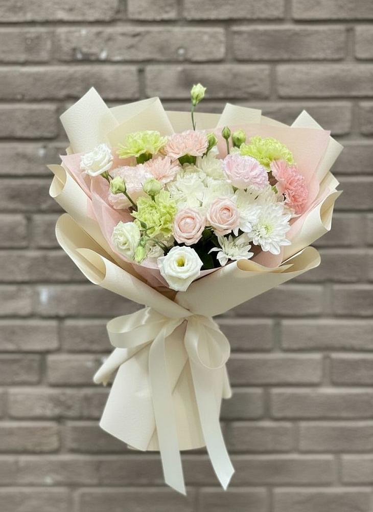 Букет цветов из: Гвоздики, Розы, Лизиантусы и Хризантемы в Переяславке