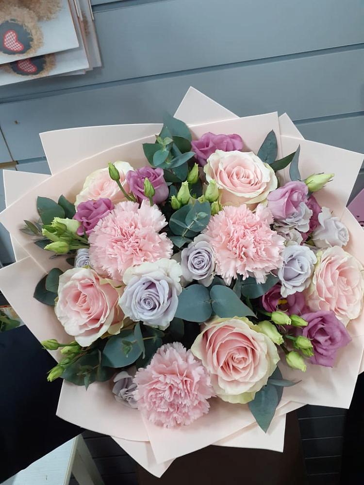 Букет цветов из: Розы, Гвоздики и Лизиантусы в Переяславке